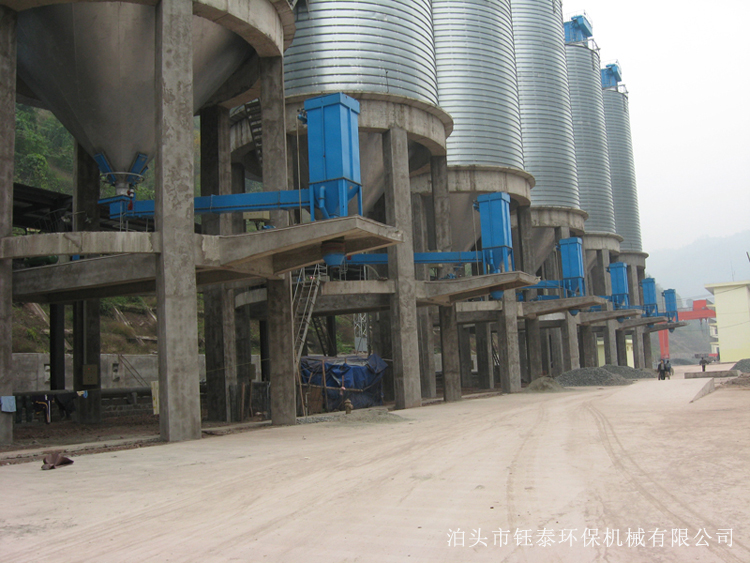 甘肅天水水泥廠庫側(cè)散裝機除塵器正常運行 甘肅天水水泥廠庫側(cè)散裝機除塵器正常運行